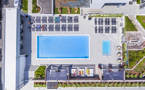 Pool and Spa at The Elle Apartments, Illinois